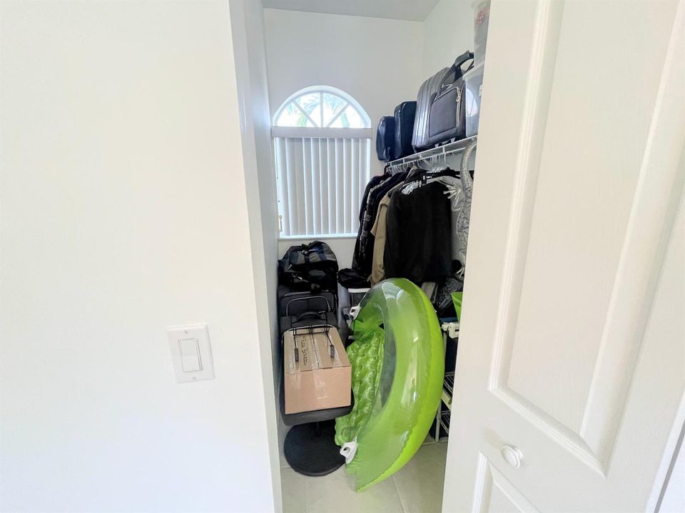 Courtyard House WAlk-in closet