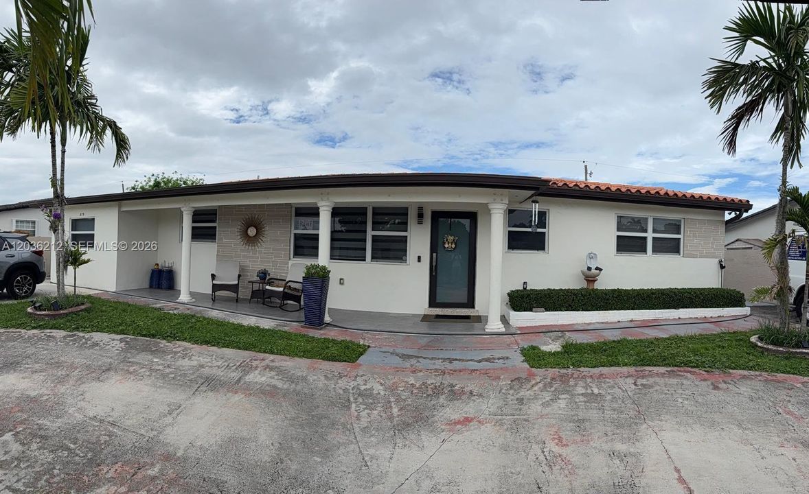For Rent: $3,400 (3 beds, 2 baths, 2655 Square Feet)