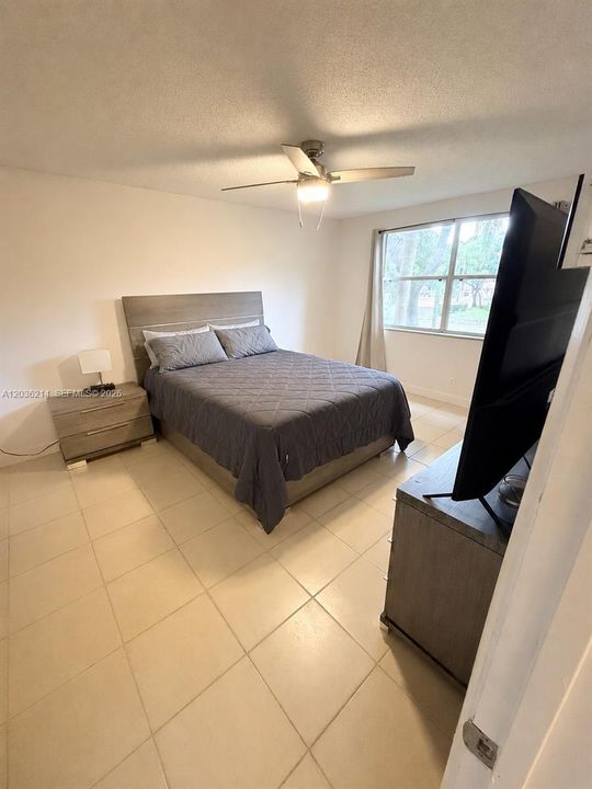 For Sale: $250,000 (2 beds, 2 baths, 984 Square Feet)