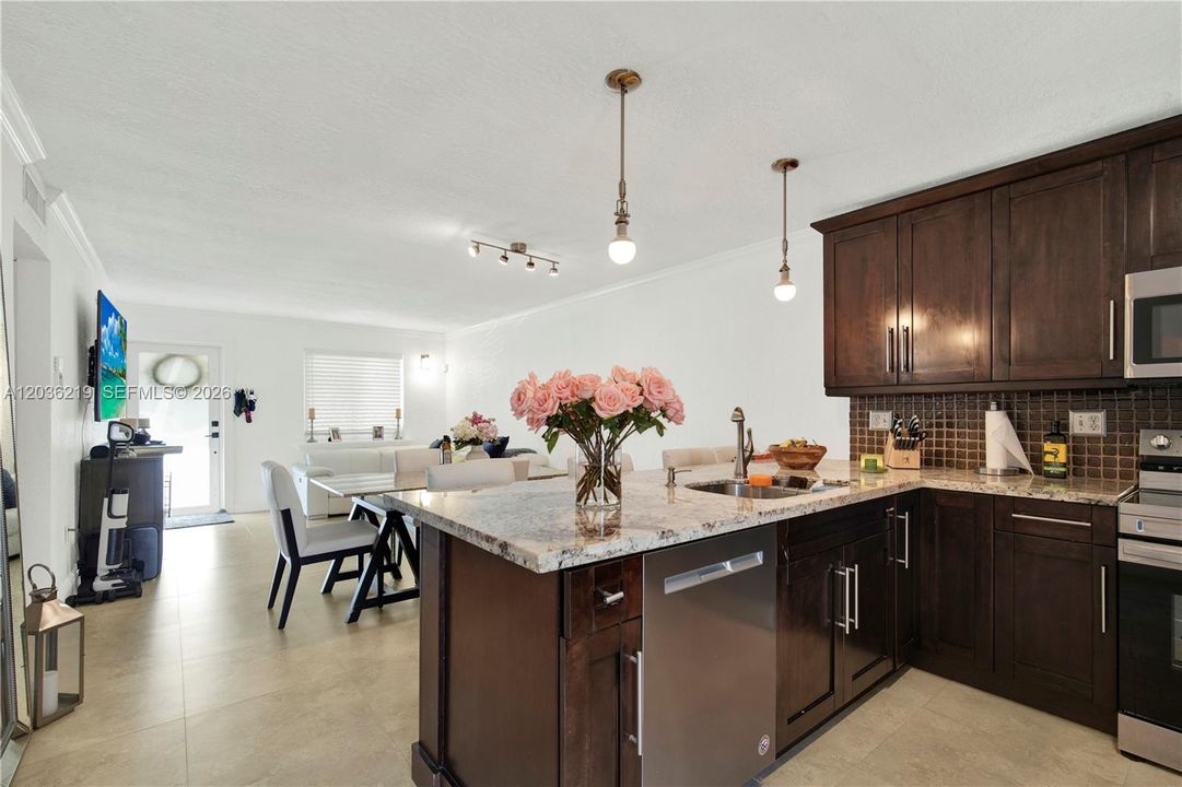 For Sale: $525,000 (2 beds, 1 baths, 1020 Square Feet)