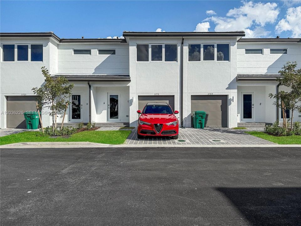 В аренду: $3,400 (3 спален, 2 ванн, 1331 Квадратных фут)