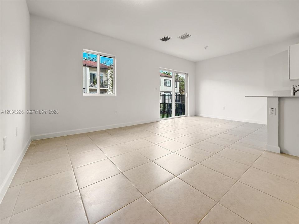 В аренду: $3,400 (3 спален, 2 ванн, 1331 Квадратных фут)