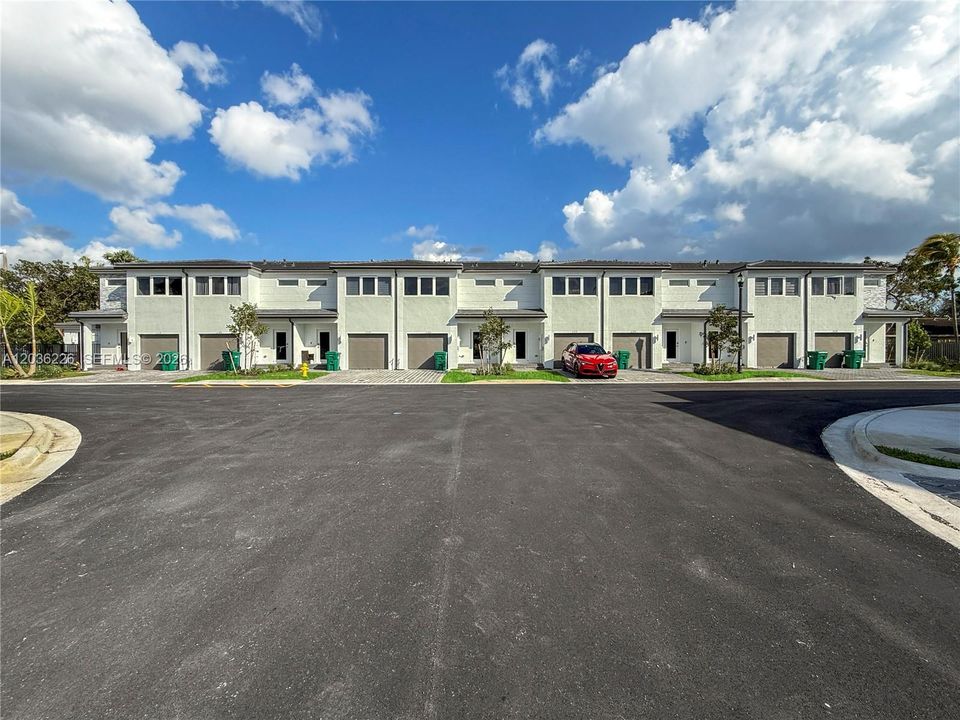 В аренду: $3,400 (3 спален, 2 ванн, 1331 Квадратных фут)
