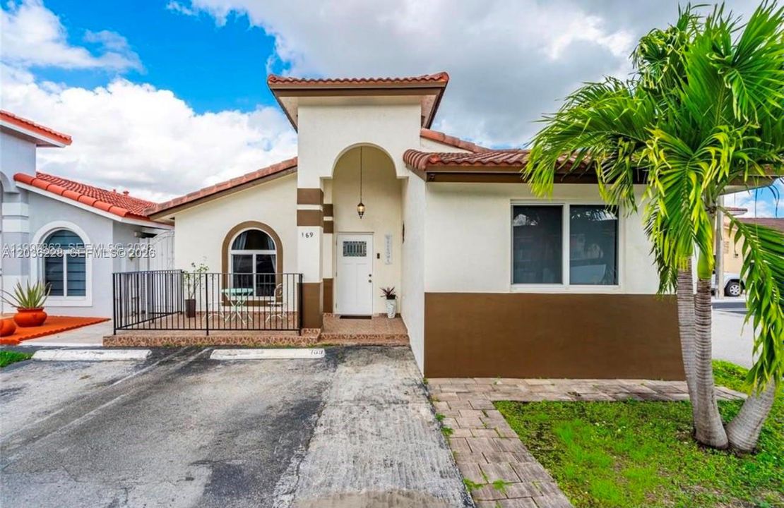 For Rent: $3,000 (2 beds, 1 baths, 1170 Square Feet)