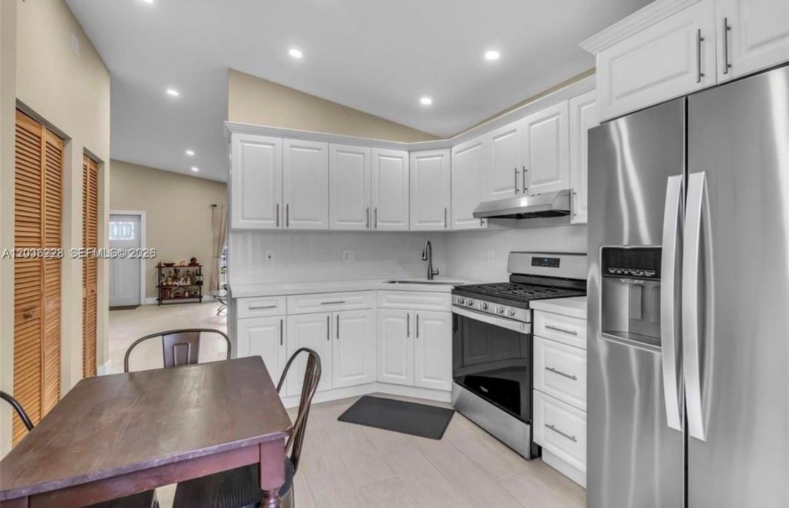 For Rent: $3,000 (2 beds, 1 baths, 1170 Square Feet)