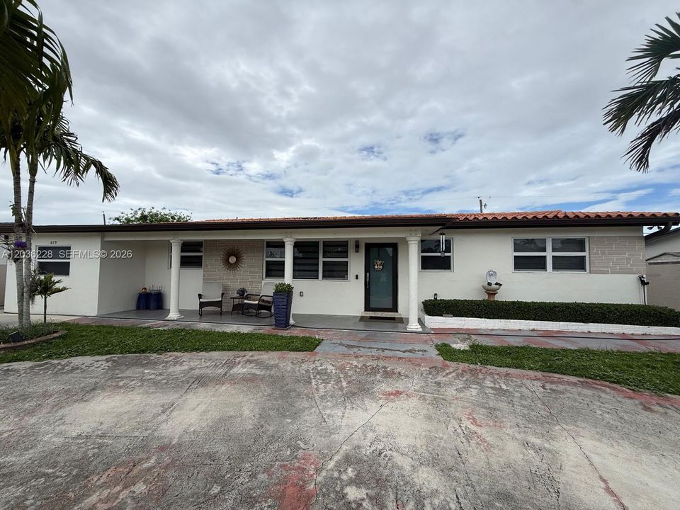For Rent: $3,000 (2 beds, 1 baths, 1170 Square Feet)
