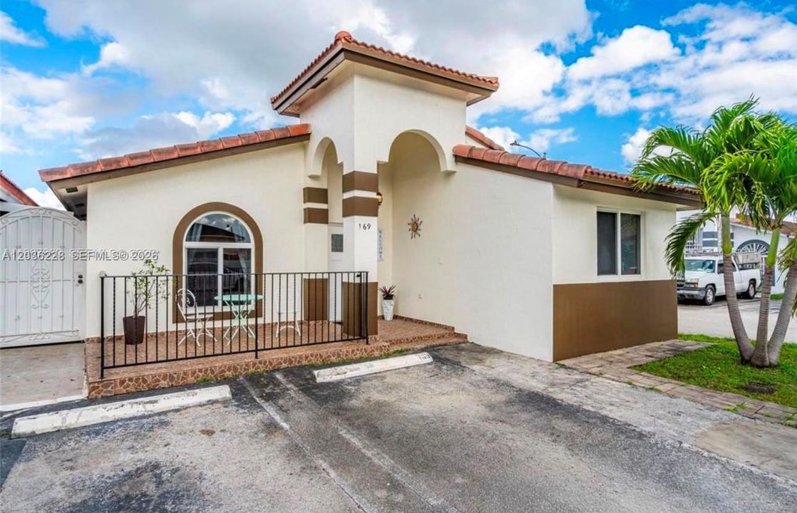 For Rent: $3,000 (2 beds, 1 baths, 1170 Square Feet)