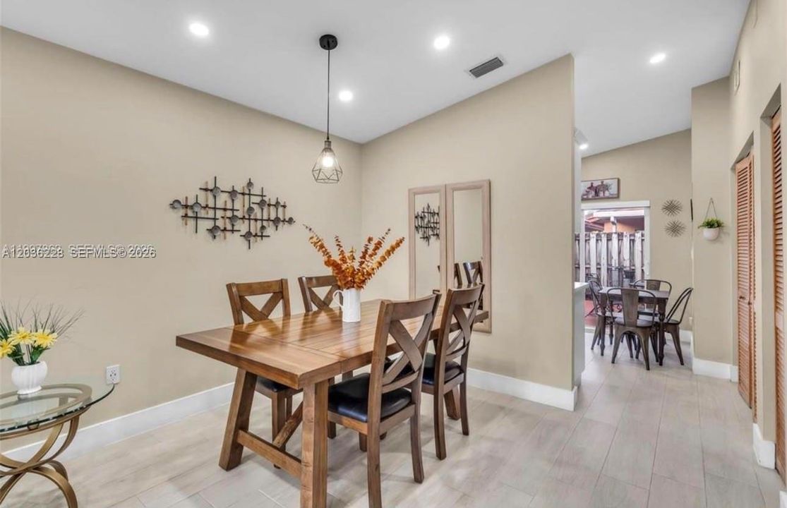 For Rent: $3,000 (2 beds, 1 baths, 1170 Square Feet)