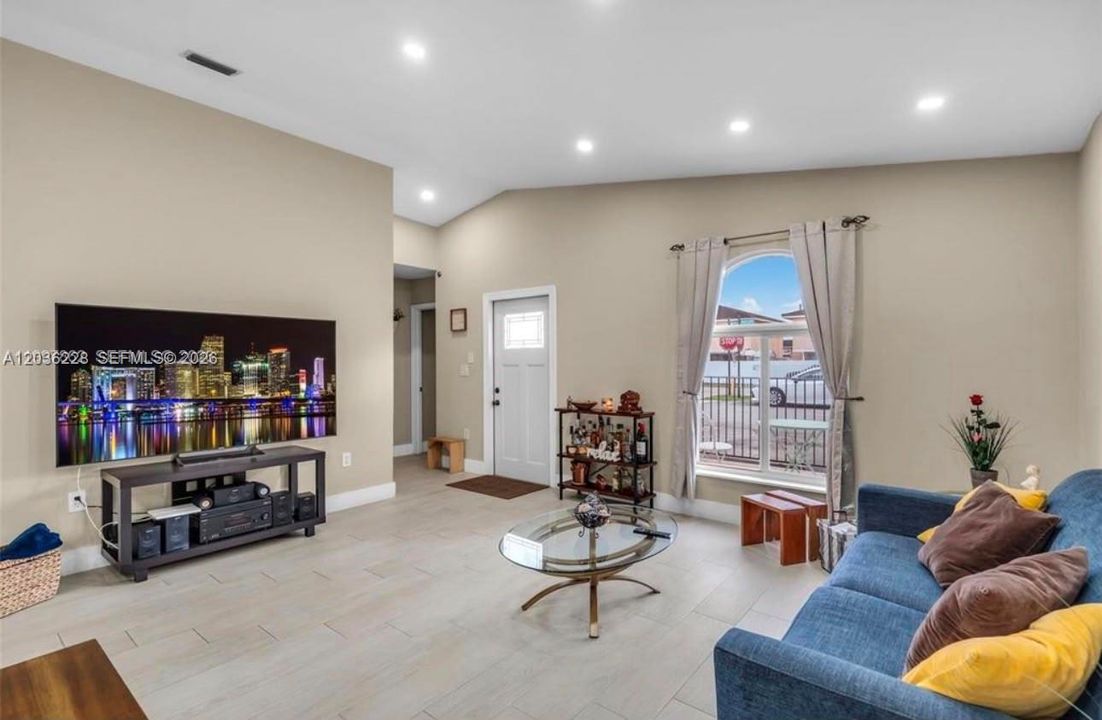 For Rent: $3,000 (2 beds, 1 baths, 1170 Square Feet)