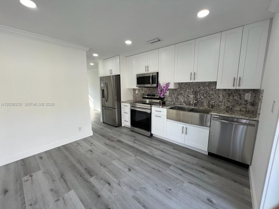 For Rent: $2,200 (2 beds, 1 baths, 960 Square Feet)