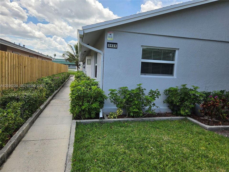 For Rent: $2,200 (2 beds, 1 baths, 960 Square Feet)
