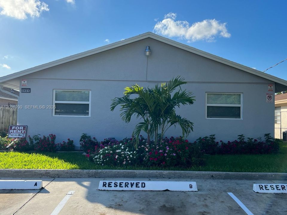 For Rent: $2,200 (2 beds, 1 baths, 960 Square Feet)