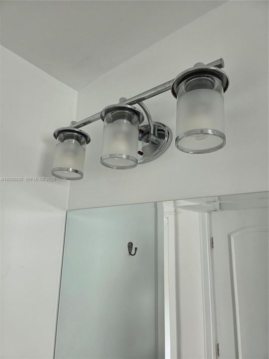 For Rent: $2,200 (2 beds, 1 baths, 960 Square Feet)