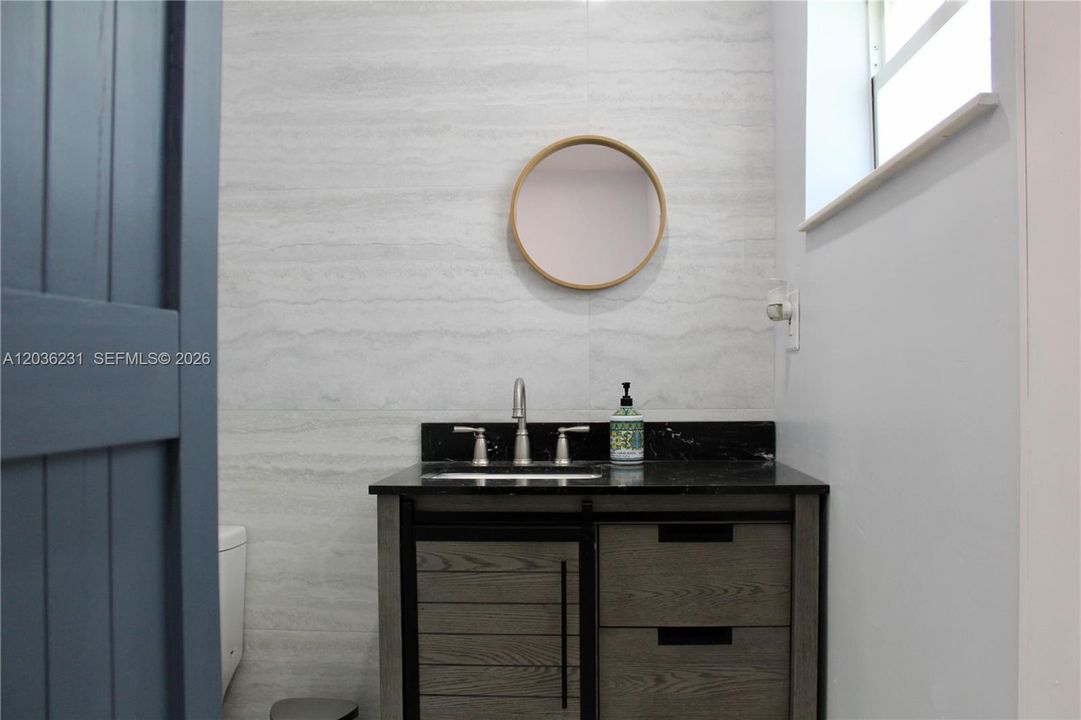 For Rent: $1,450 (1 beds, 1 baths, 250 Square Feet)