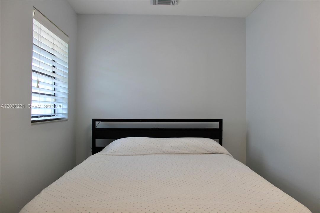 For Rent: $1,450 (1 beds, 1 baths, 250 Square Feet)