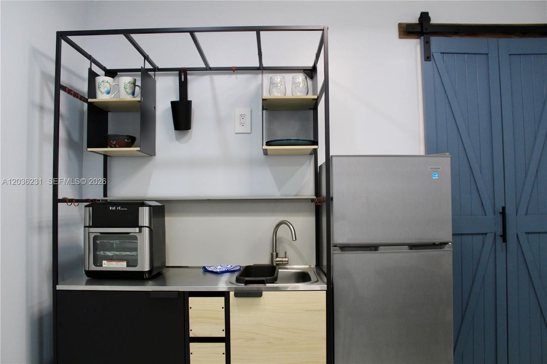 For Rent: $1,450 (1 beds, 1 baths, 250 Square Feet)