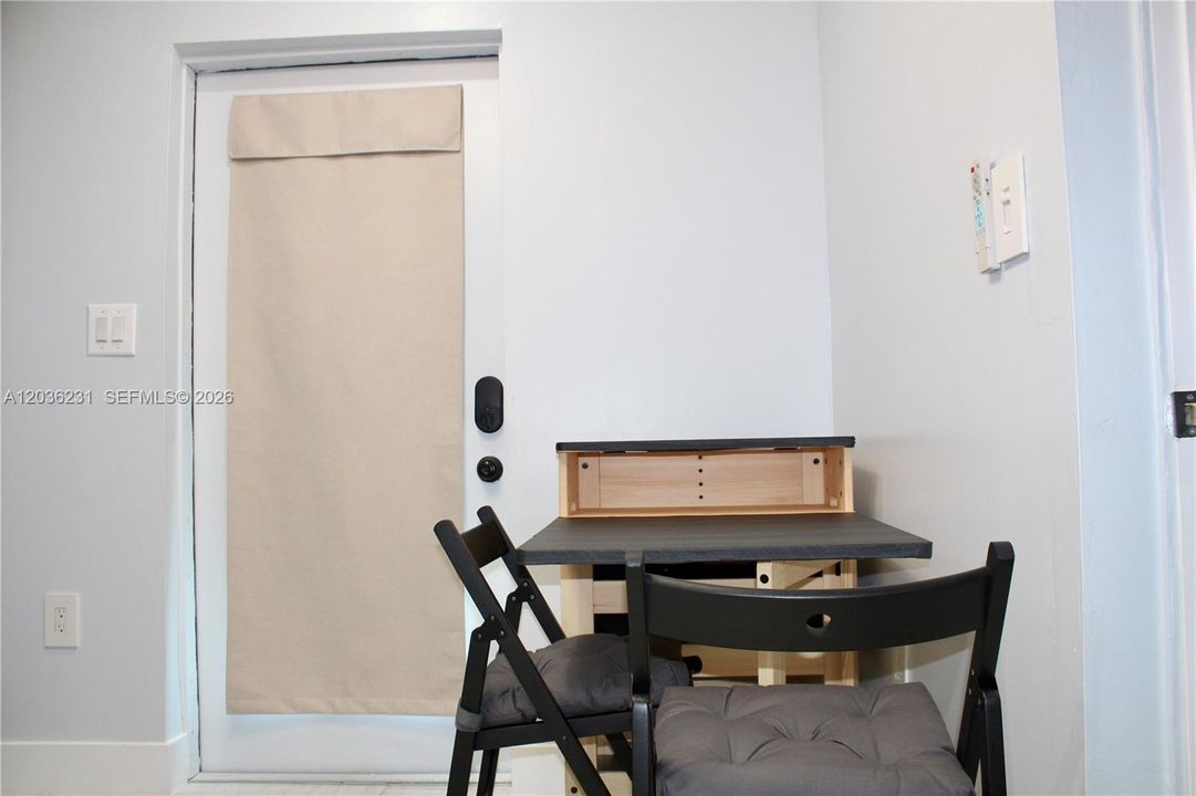 For Rent: $1,450 (1 beds, 1 baths, 250 Square Feet)