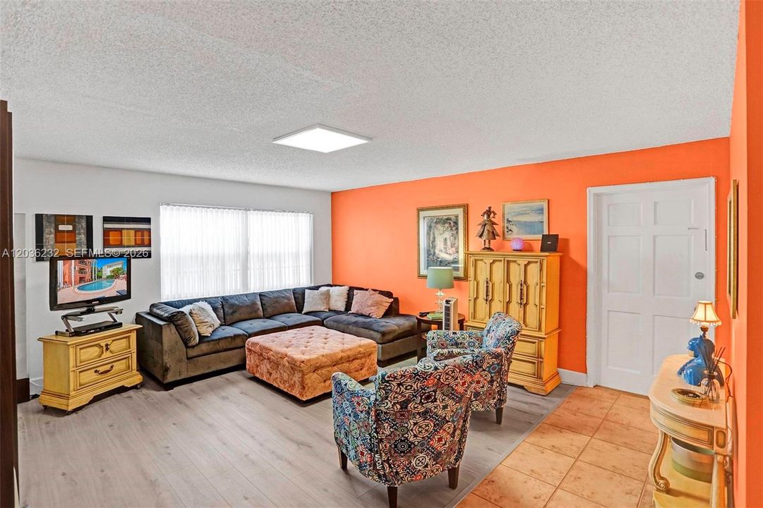 For Sale: $199,000 (1 beds, 1 baths, 806 Square Feet)