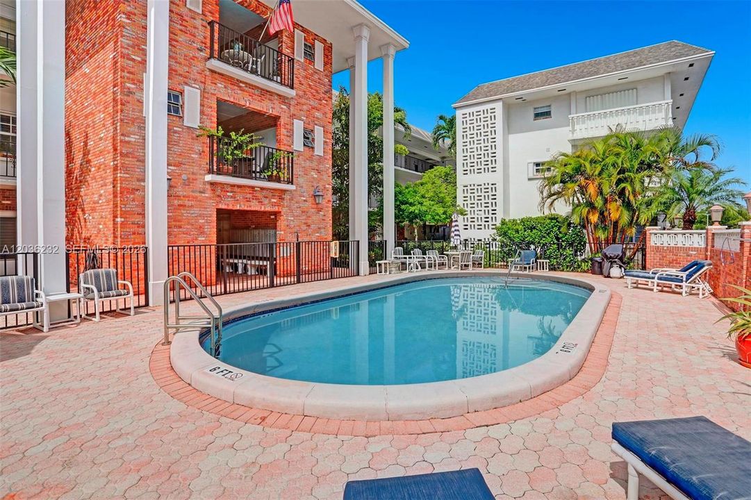 For Sale: $199,000 (1 beds, 1 baths, 806 Square Feet)