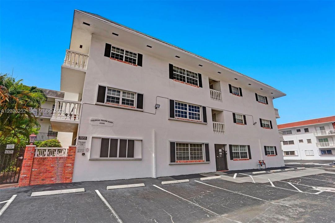 For Sale: $199,000 (1 beds, 1 baths, 806 Square Feet)