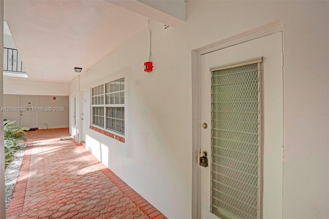 For Sale: $199,000 (1 beds, 1 baths, 806 Square Feet)