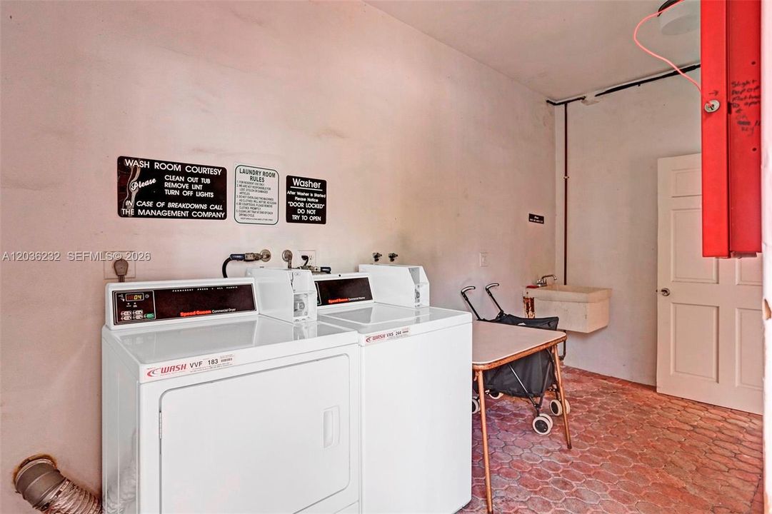 For Sale: $199,000 (1 beds, 1 baths, 806 Square Feet)