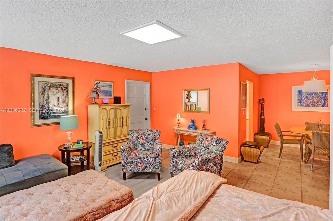 For Sale: $199,000 (1 beds, 1 baths, 806 Square Feet)