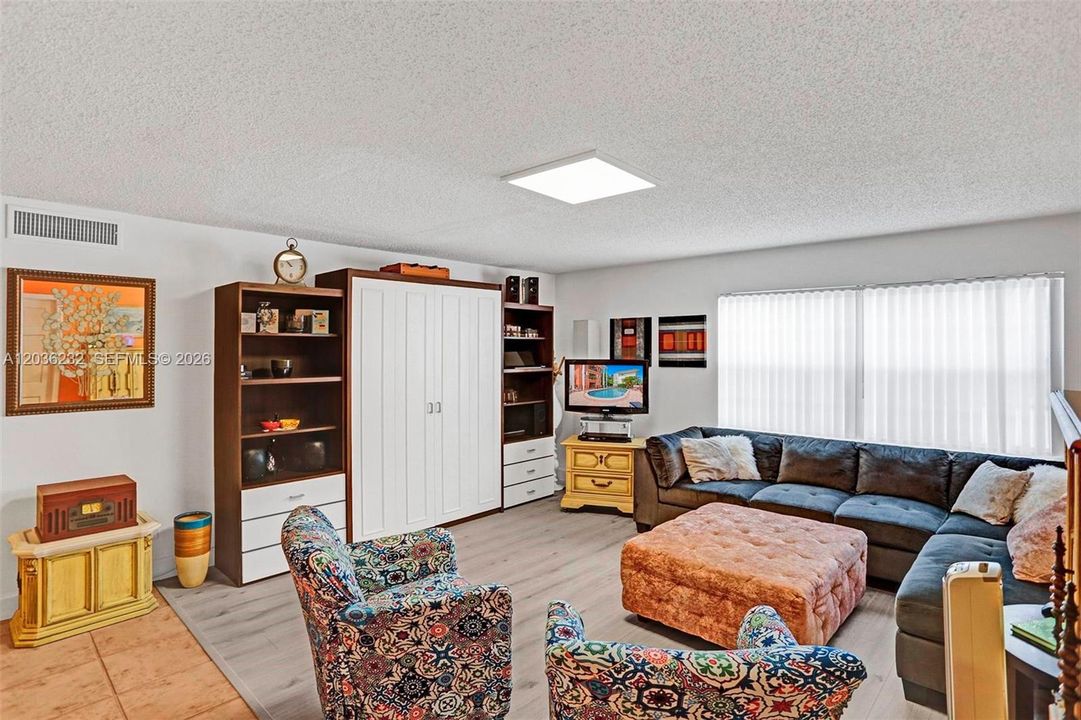 For Sale: $199,000 (1 beds, 1 baths, 806 Square Feet)