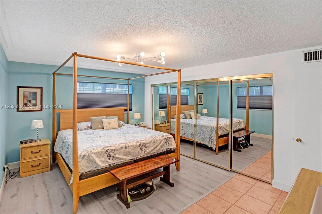 For Sale: $199,000 (1 beds, 1 baths, 806 Square Feet)