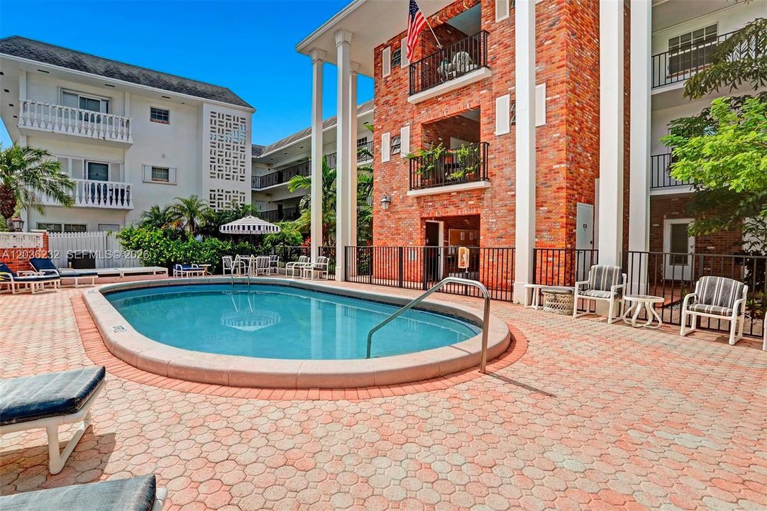 For Sale: $199,000 (1 beds, 1 baths, 806 Square Feet)