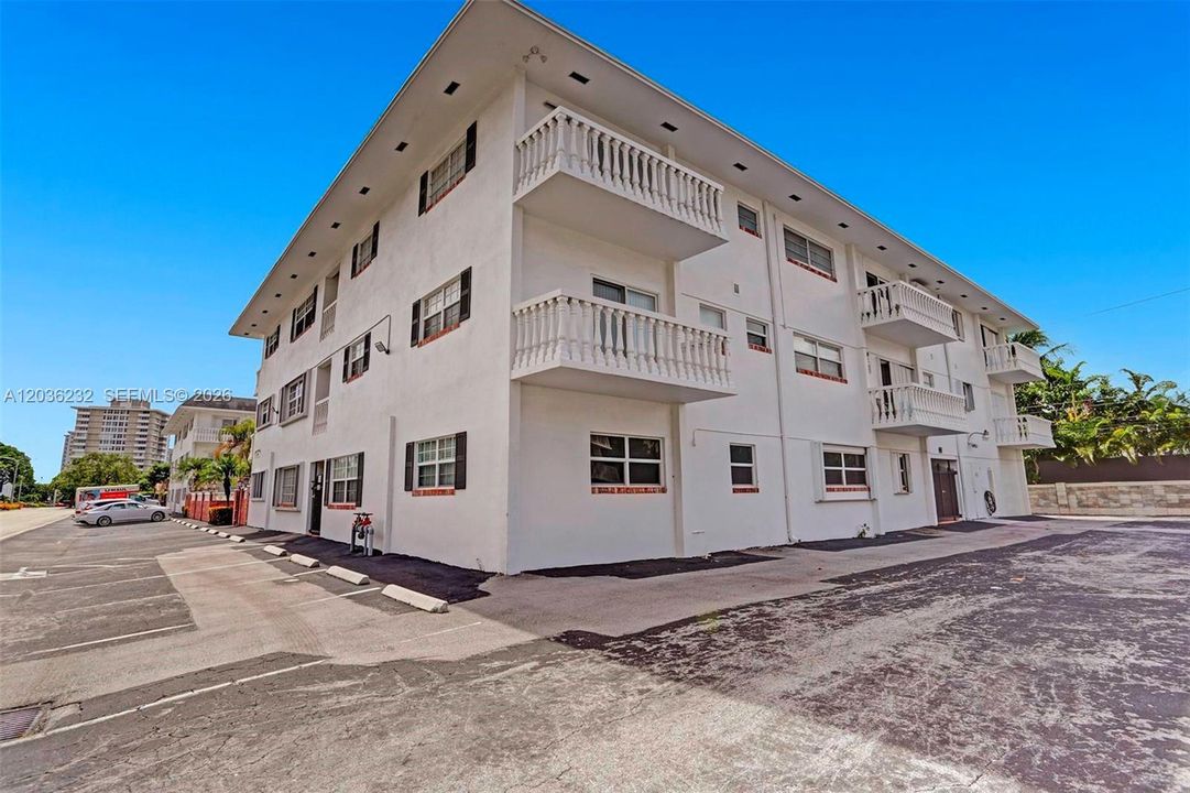 For Sale: $199,000 (1 beds, 1 baths, 806 Square Feet)