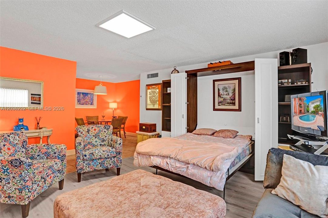 For Sale: $199,000 (1 beds, 1 baths, 806 Square Feet)