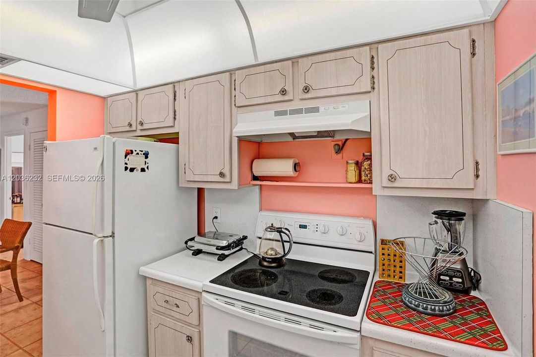 For Sale: $199,000 (1 beds, 1 baths, 806 Square Feet)