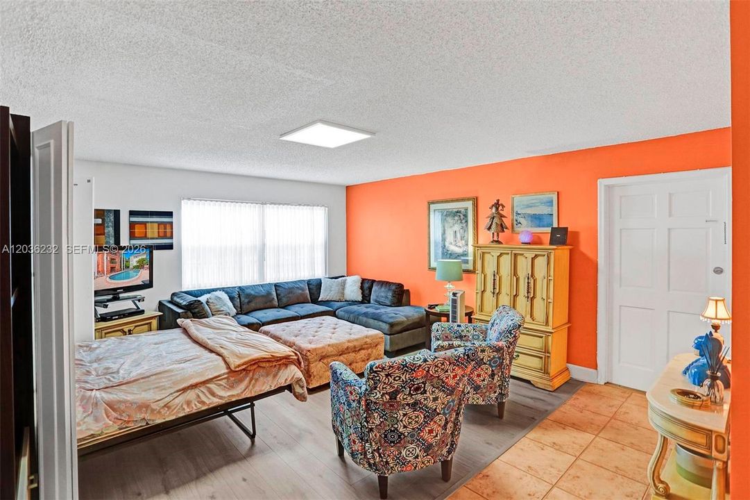 For Sale: $199,000 (1 beds, 1 baths, 806 Square Feet)