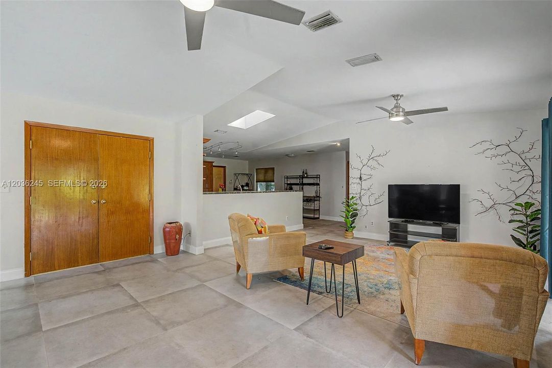 En Venta: $775,000 (3 camas, 2 baños, 1666 Pies cuadrados)