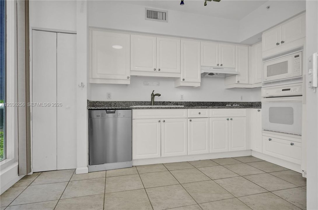 For Sale: $1,096,500 (1 beds, 2 baths, 1100 Square Feet)