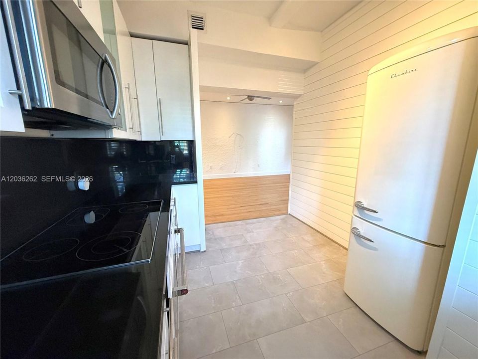 На продажу: $450,000 (2 спален, 1 ванн, 945 Квадратных фут)