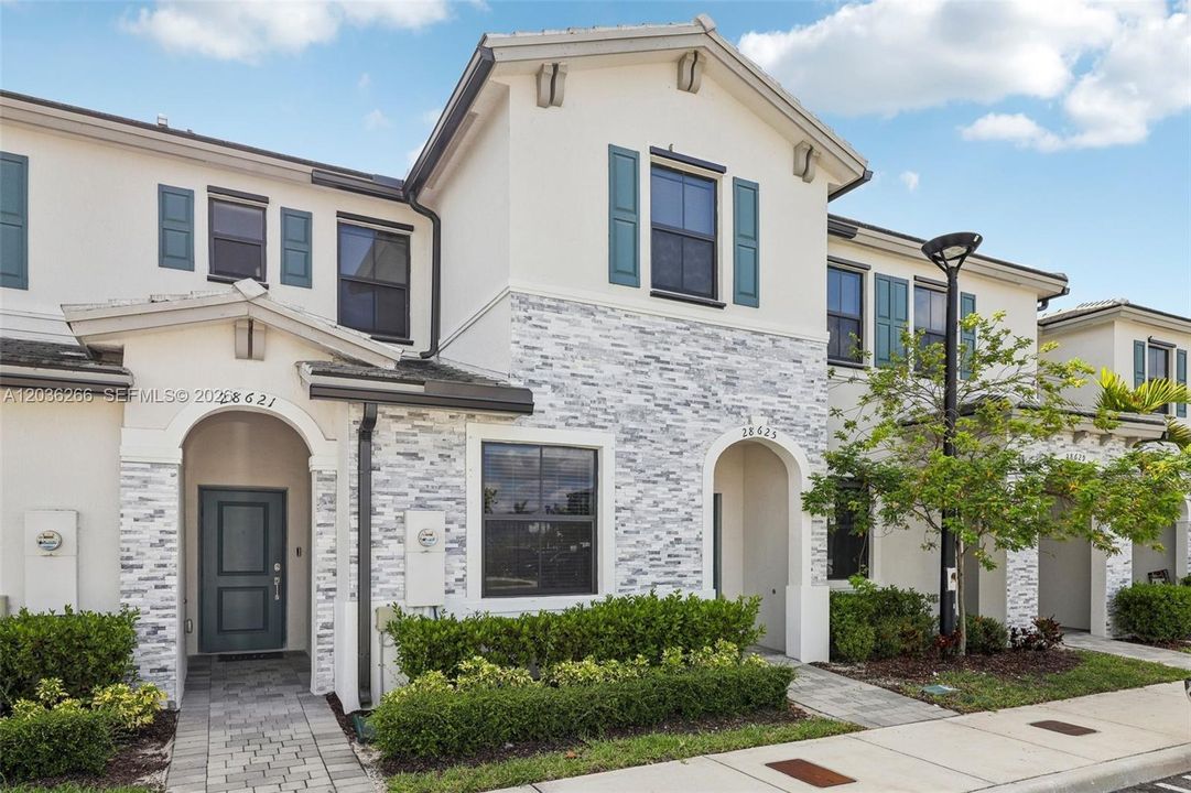 For Rent: $2,300 (3 beds, 2 baths, 1545 Square Feet)