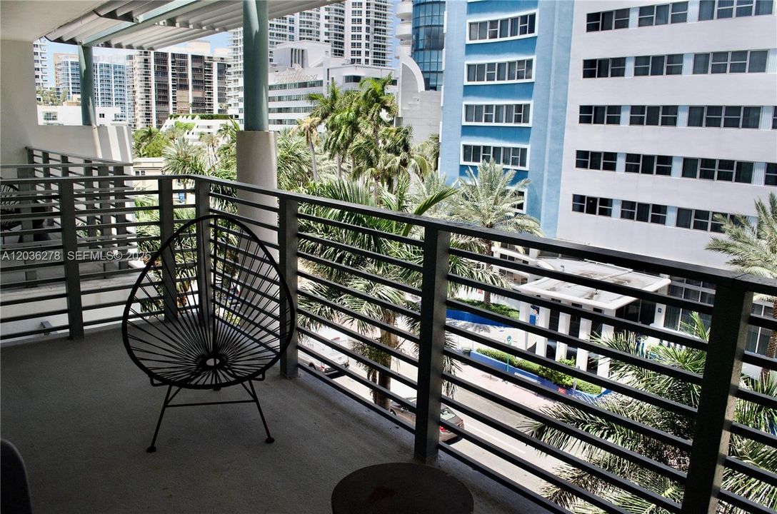 For Sale: $385,000 (1 beds, 1 baths, 437 Square Feet)