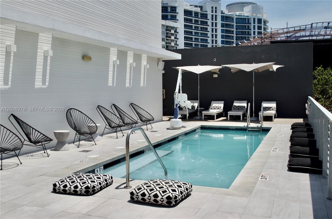 For Sale: $385,000 (1 beds, 1 baths, 437 Square Feet)