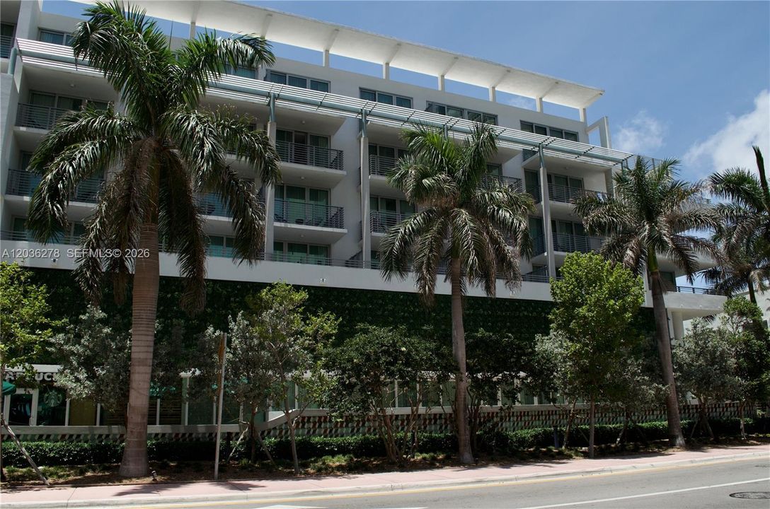 For Sale: $385,000 (1 beds, 1 baths, 437 Square Feet)