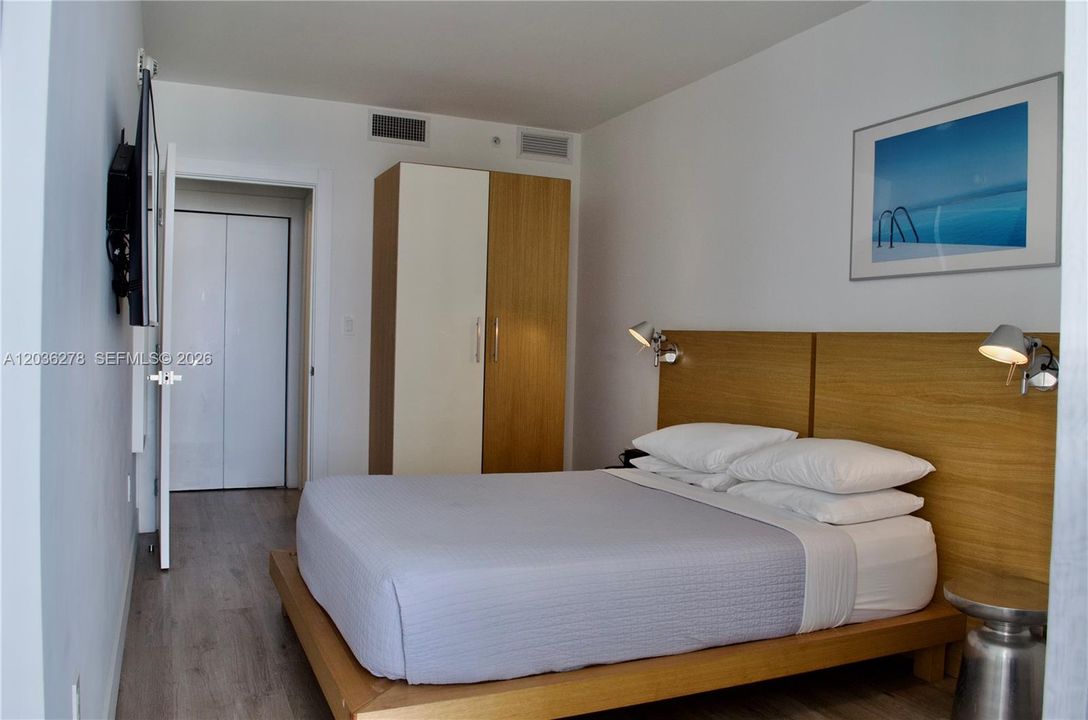 For Sale: $385,000 (1 beds, 1 baths, 437 Square Feet)