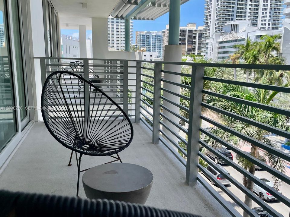 For Sale: $385,000 (1 beds, 1 baths, 437 Square Feet)