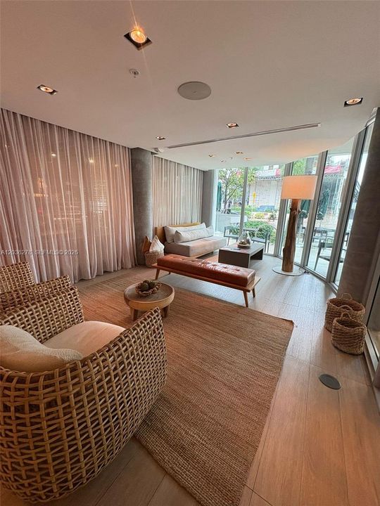 For Sale: $385,000 (1 beds, 1 baths, 437 Square Feet)