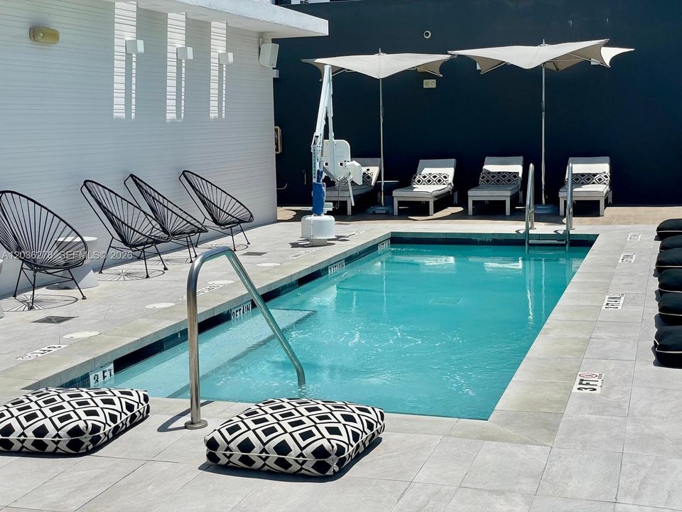 For Sale: $385,000 (1 beds, 1 baths, 437 Square Feet)