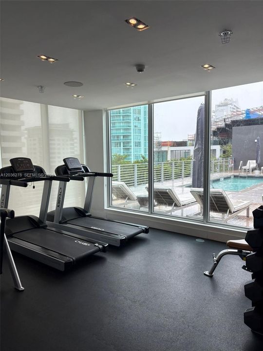 For Sale: $385,000 (1 beds, 1 baths, 437 Square Feet)