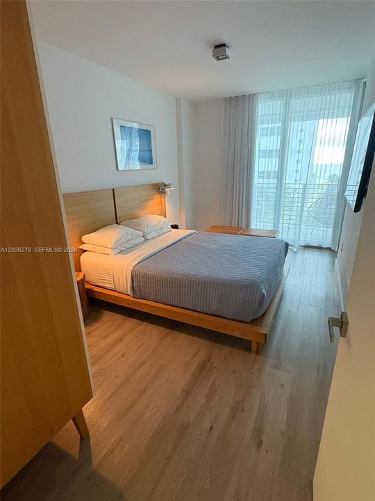 For Sale: $385,000 (1 beds, 1 baths, 437 Square Feet)