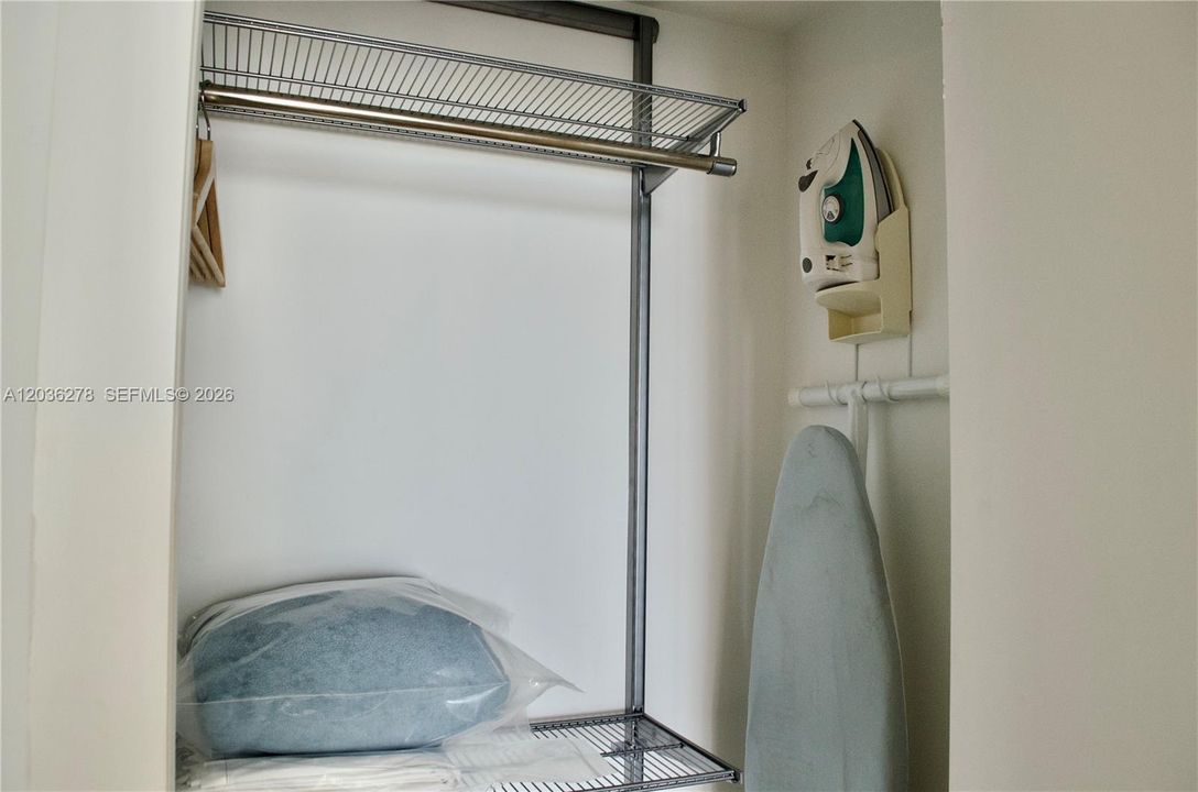 For Sale: $385,000 (1 beds, 1 baths, 437 Square Feet)