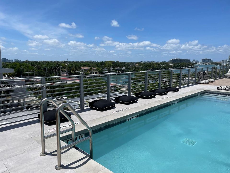 For Sale: $385,000 (1 beds, 1 baths, 437 Square Feet)