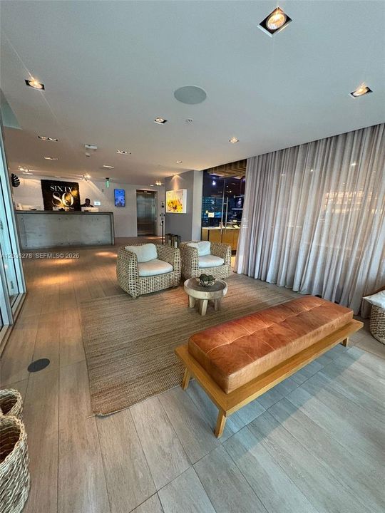 For Sale: $385,000 (1 beds, 1 baths, 437 Square Feet)